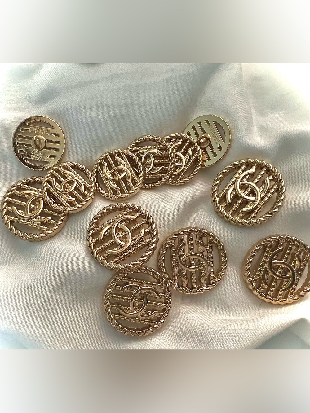 Initial Logo Style hollow
golden(12=6&6each size) 18mm-23mm shanked buttons/❤️😉
